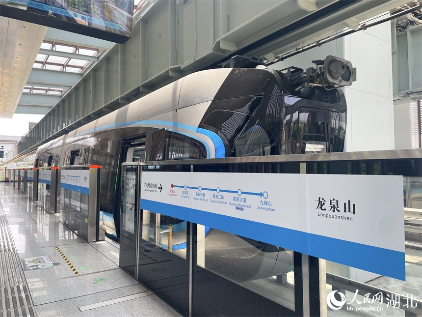 凌空飞行！武汉空轨列车科技感十足