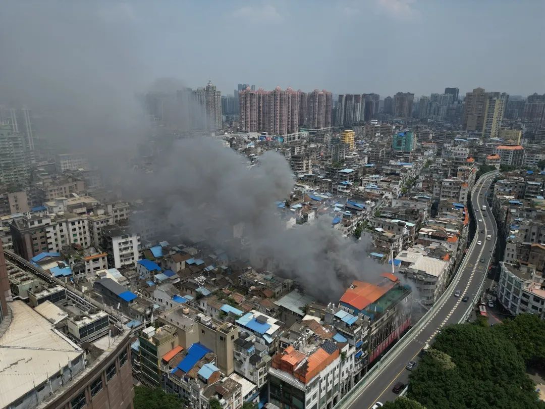 荔湾人民南路突发火灾，已营救出9名被困人员，疑有人失联，最新通报→