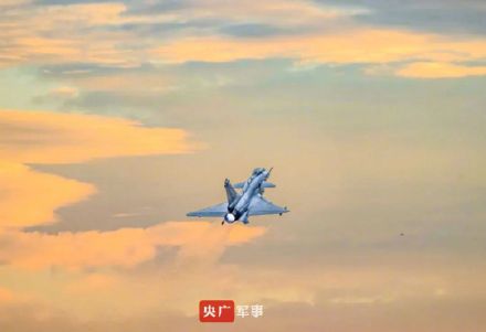 战机与晚霞同框画面绝了