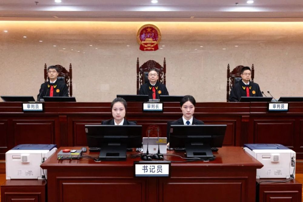 山东省青岛市政协原党组书记、主席汲斌昌受贿案一审开庭