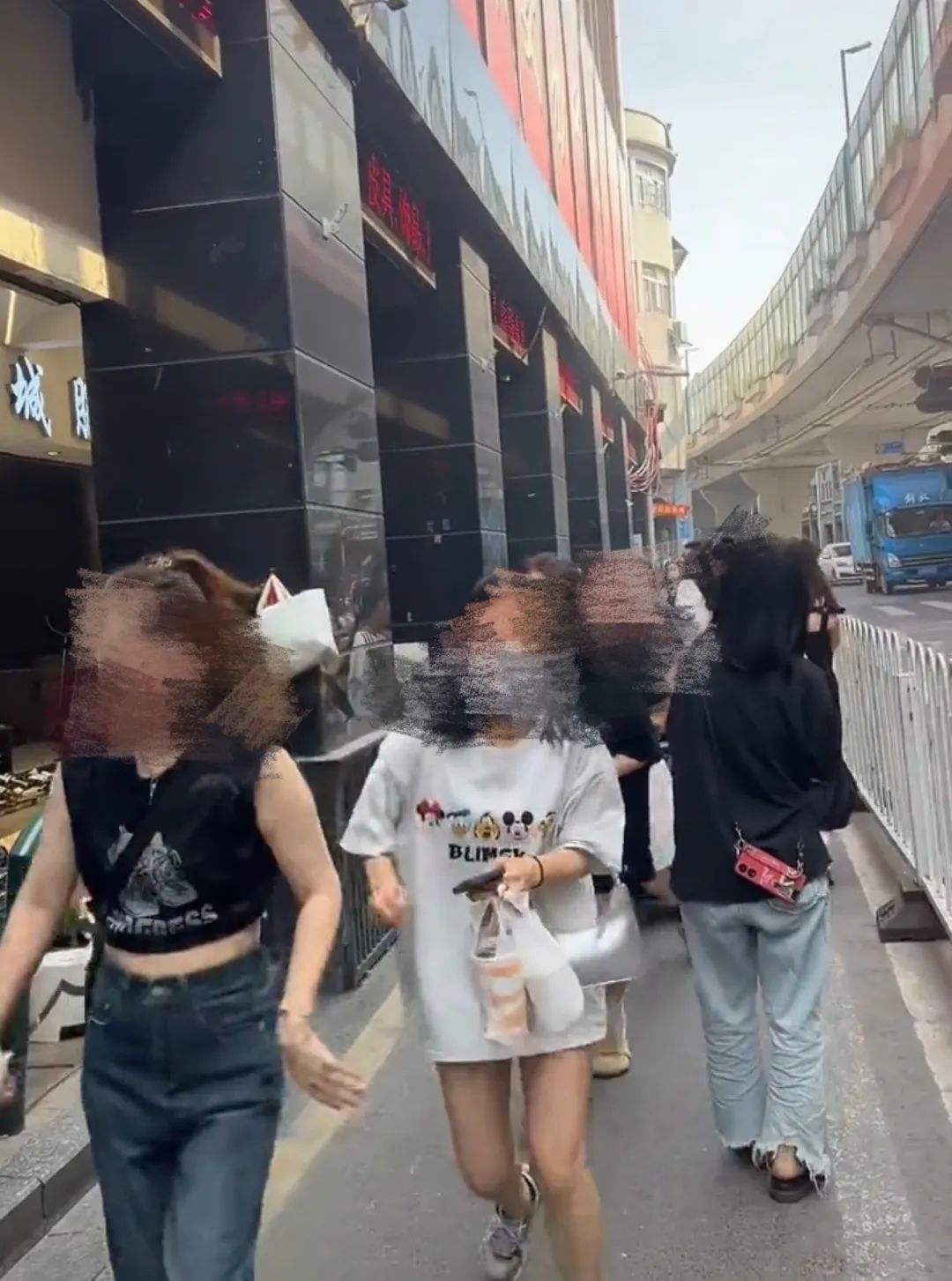 广州一批发市场突发火灾:致一人死亡 广州一批发市场突发火灾:致一人死亡