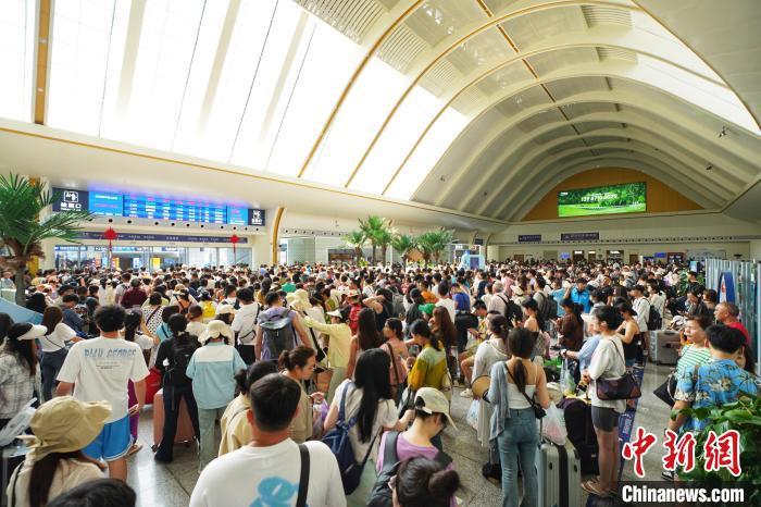 中老铁路国际旅客列车持续火爆 日均发送旅客超4300人次 中老铁路国际旅客列车持续火爆 日均发送旅客超4300人次