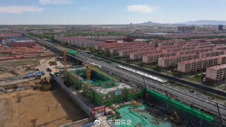 这条高铁全线开始铺轨！