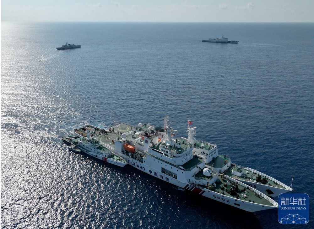 中国海警在我国黄岩岛海域开展日常训练