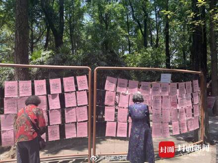 “蹲一个阳光开朗宝藏男孩”!成都人连相亲角都拉满松弛感 “蹲一个阳光开朗宝藏男孩”!成都人连相亲角都拉满松弛感