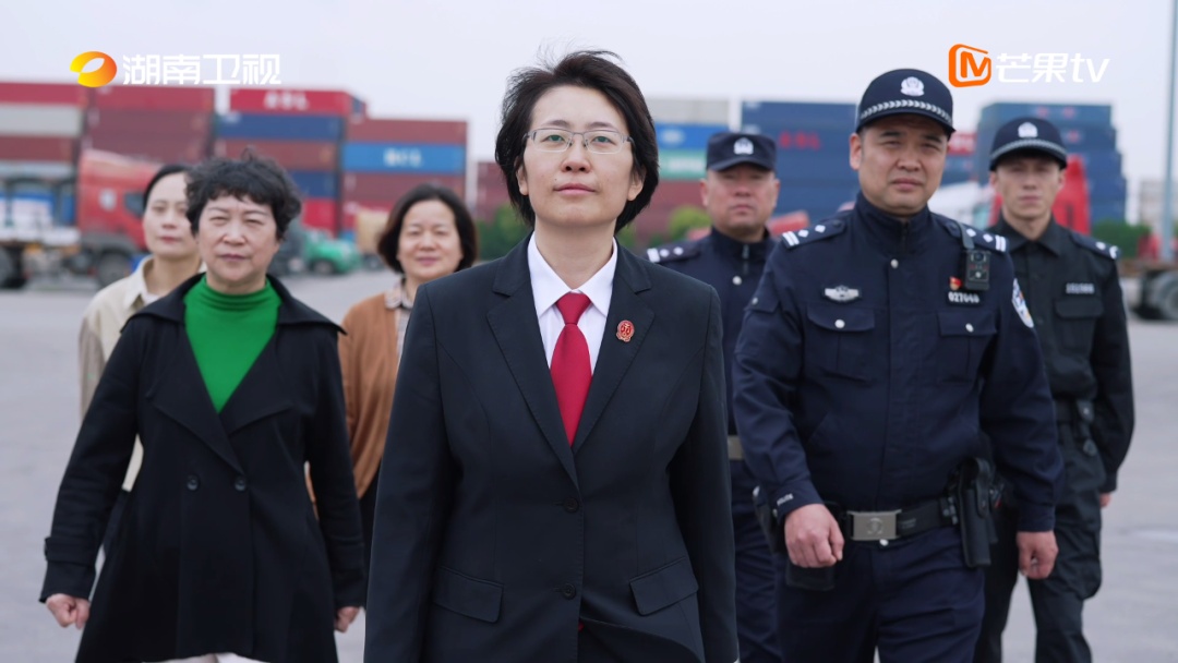 白天开庭晚上写短剧，青年法官化身普法“喜剧人”