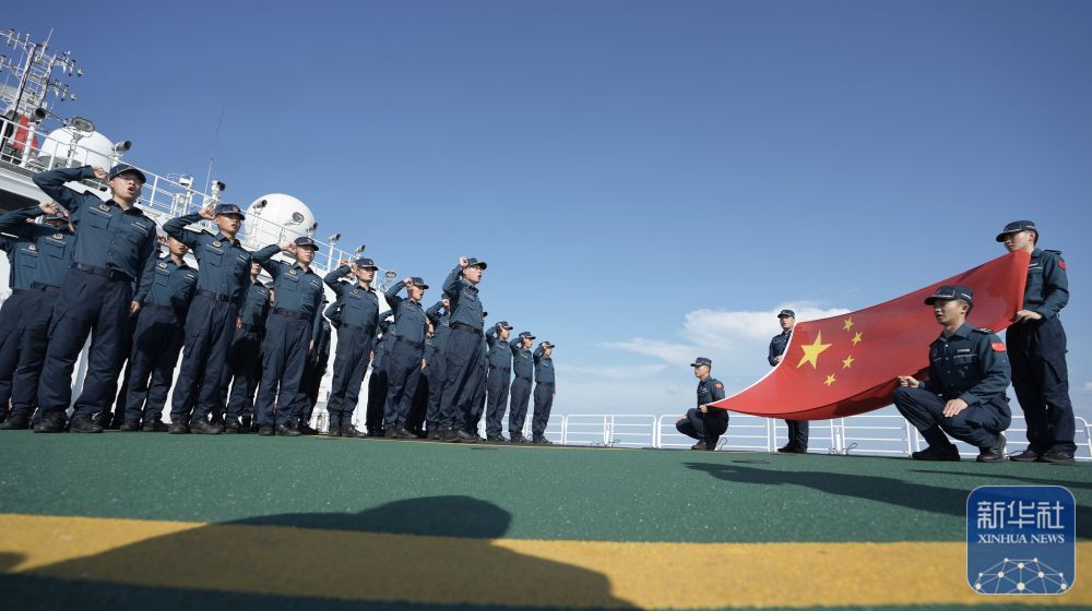 中国海警在我国黄岩岛海域开展日常训练