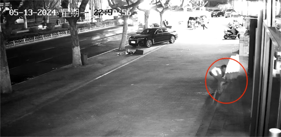 “看哭了”，老人垃圾桶捡食剩菜，餐馆老板送上热饭......