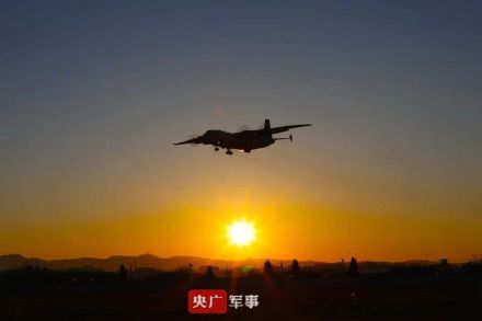 战机与晚霞同框画面绝了