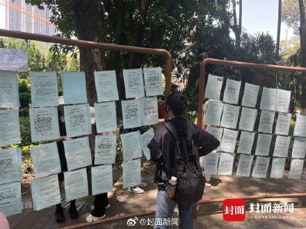 “蹲一个阳光开朗宝藏男孩”!成都人连相亲角都拉满松弛感 “蹲一个阳光开朗宝藏男孩”!成都人连相亲角都拉满松弛感