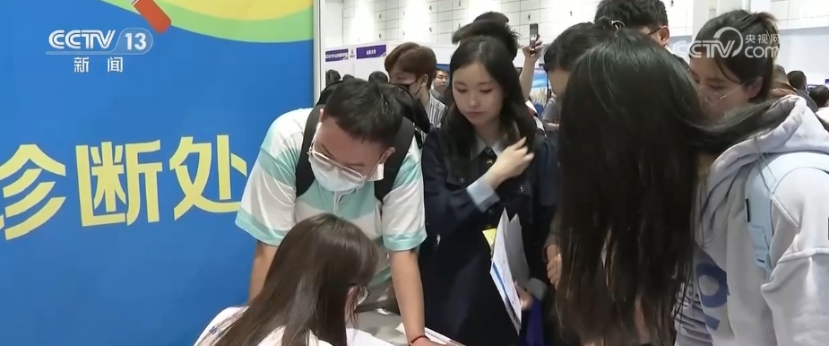 人才政策含金量高、吸引力强 “线上+线下”叠加招聘助力大学生就业 人才政策含金量高、吸引力强 “线上+线下”叠加招聘助力大学生就业