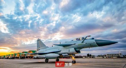 战机与晚霞同框画面绝了