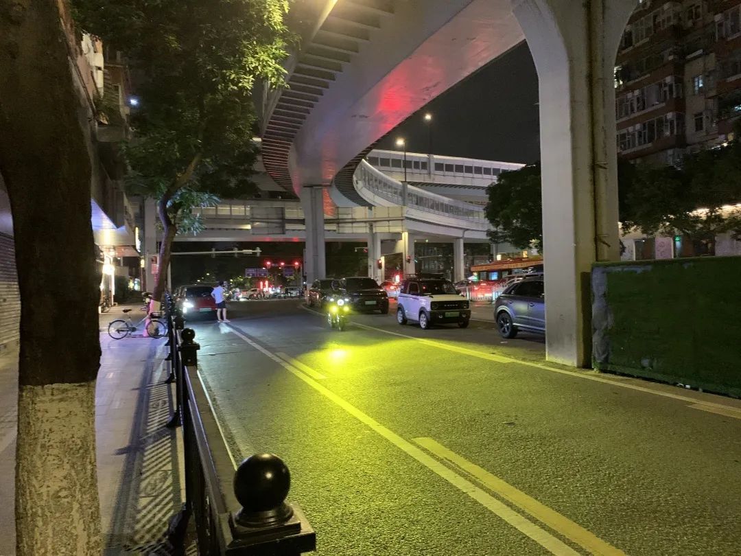 “眼睛快被晃瞎了”！广州街头频现，非常危险！