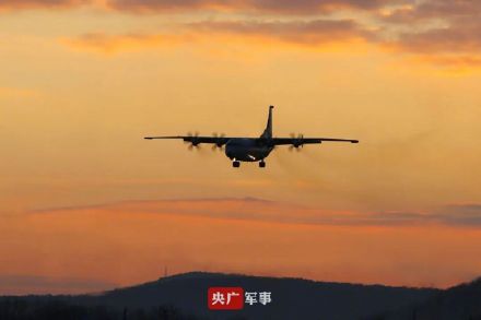 战机与晚霞同框画面绝了