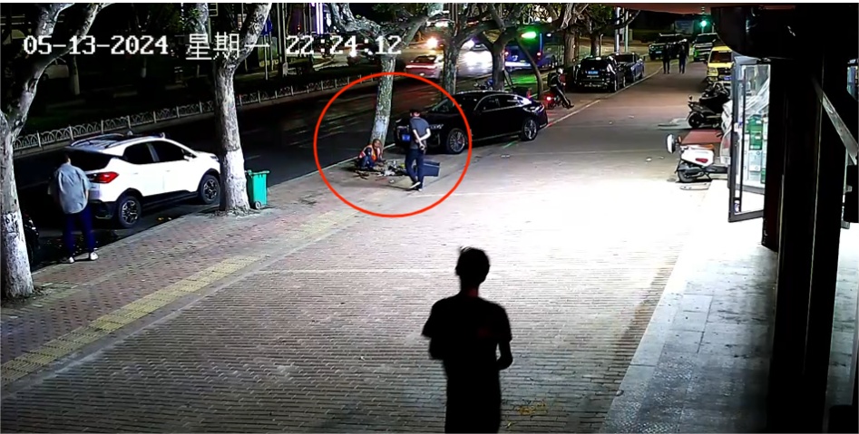 “看哭了”，老人垃圾桶捡食剩菜，餐馆老板送上热饭......