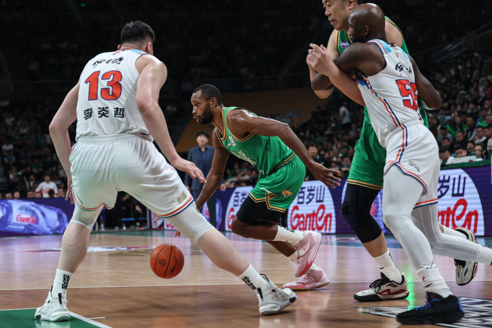 CBA总决赛 | 内线“双塔”助辽宁队“开门红” CBA总决赛 | 内线“双塔”助辽宁队“开门红”