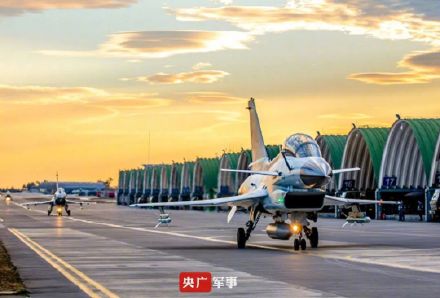 战机与晚霞同框画面绝了