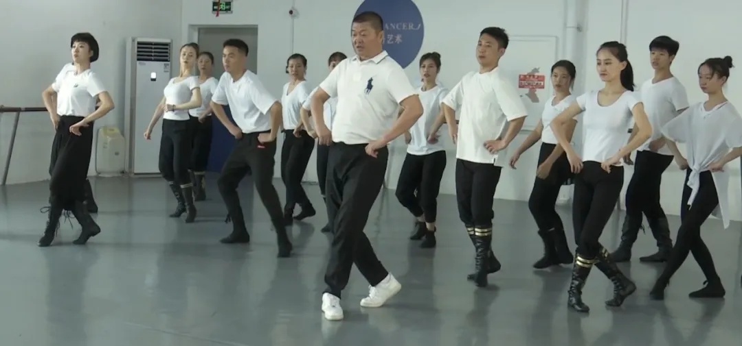 "这位院长已经在我的朋友圈跳一天舞了…"