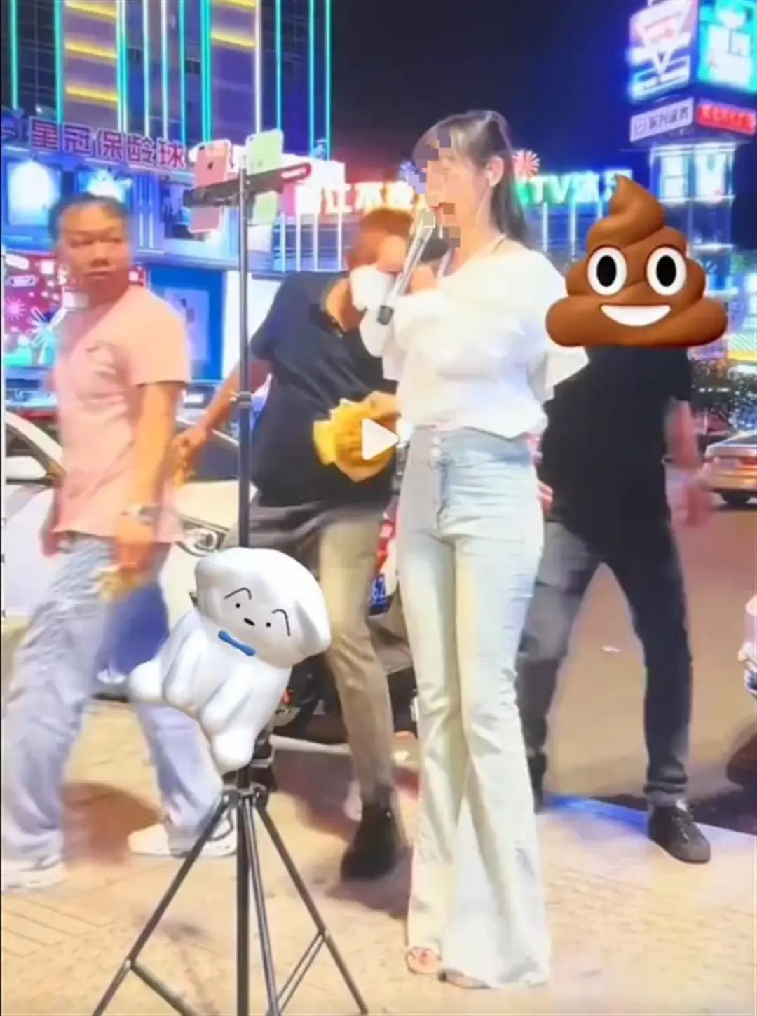 残疾女孩街边直播遭2名男子拍臀！女子当场被吓哭……