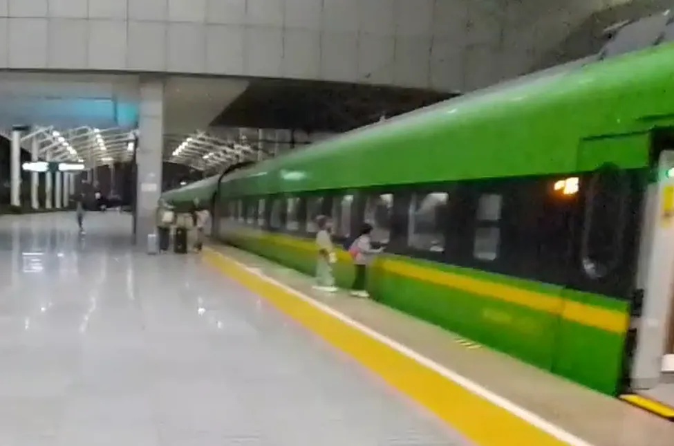 千钧一发!上海站一幼童不慎掉入列车与站台缝隙,乘警紧急施救 千钧一发!上海站一幼童不慎掉入列车与站台缝隙,乘警紧急施救