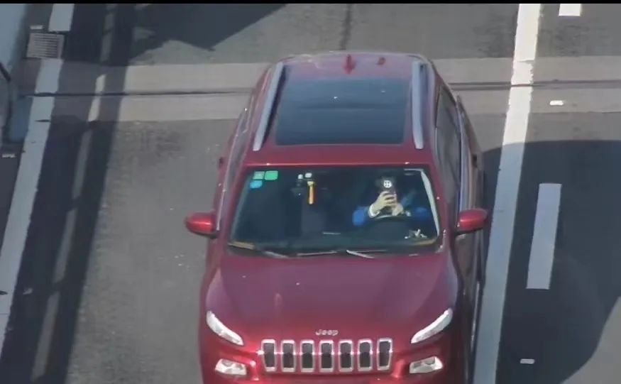上海司机注意了！开车还敢接电话、吃东西？交警：抬头看看“空中执法”的无人机