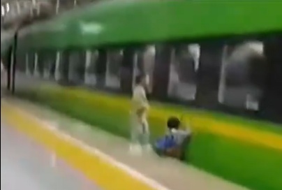 事发上海站!幼童不慎掉入轨道缝隙,59岁乘警紧急跪地施救 事发上海站!幼童不慎掉入轨道缝隙,59岁乘警紧急跪地施救