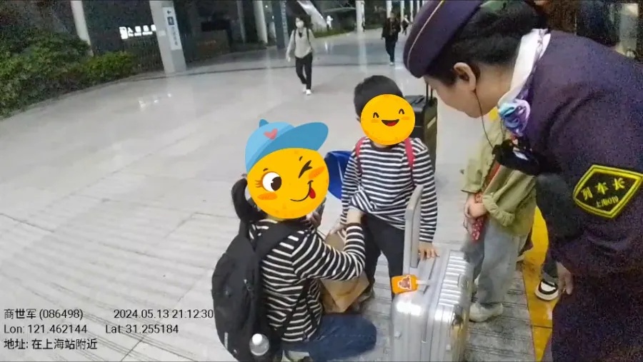事发上海站!幼童不慎掉入轨道缝隙,59岁乘警紧急跪地施救 事发上海站!幼童不慎掉入轨道缝隙,59岁乘警紧急跪地施救