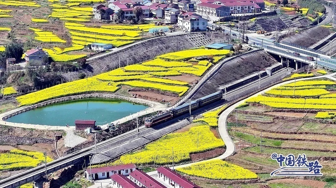 老乡叫它“双节棍”!这可能是中国最短的火车 老乡叫它“双节棍”!这可能是中国最短的火车