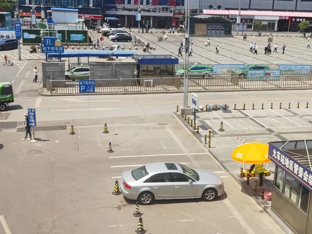 停1天100块？郑州一公共停车场超时1分钟按半小时收费，记者现场实探......