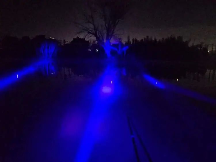 魔都夜晚,他们又开始“趁黑出动” 魔都夜晚,他们又开始“趁黑出动”