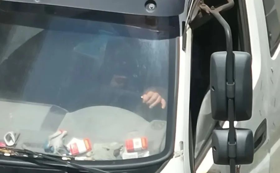 上海司机注意了！开车还敢接电话、吃东西？交警：抬头看看“空中执法”的无人机