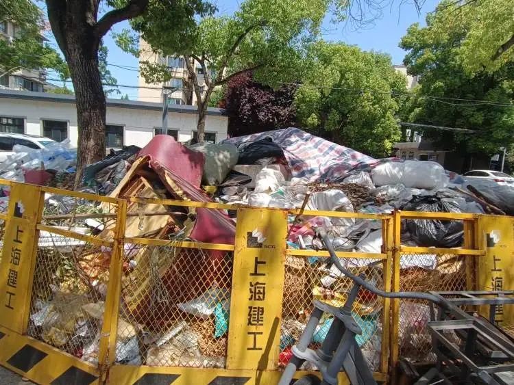 取快递时都要绕着走行“注目礼”，上海这个老小区居民叫苦不迭