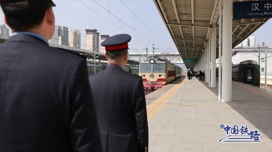 老乡叫它“双节棍”!这可能是中国最短的火车 老乡叫它“双节棍”!这可能是中国最短的火车
