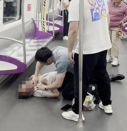 杭州地铁突发！这一跪刷屏朋友圈...