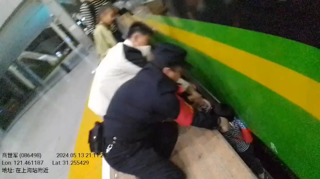 事发上海站!幼童不慎掉入轨道缝隙,59岁乘警紧急跪地施救 事发上海站!幼童不慎掉入轨道缝隙,59岁乘警紧急跪地施救