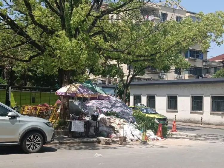 取快递时都要绕着走行“注目礼”，上海这个老小区居民叫苦不迭