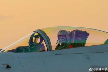 燃!高清大图看空军跨昼夜飞行训练