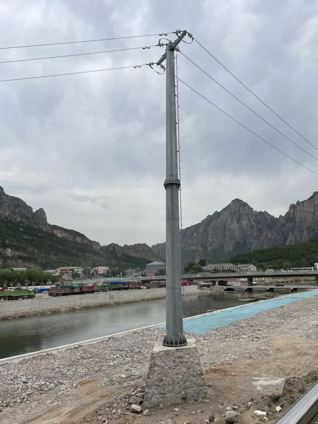 北京的电线杆有“眼睛”和“耳朵”,您仔细看过吗? 北京的电线杆有“眼睛”和“耳朵”,您仔细看过吗?