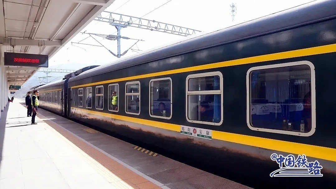 老乡叫它“双节棍”!这可能是中国最短的火车 老乡叫它“双节棍”!这可能是中国最短的火车