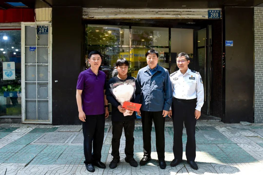 扶起摔倒老人，他被认定见义勇为！