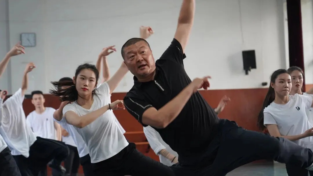 "这位院长已经在我的朋友圈跳一天舞了…"
