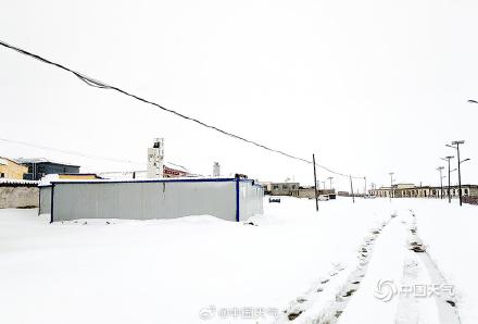 青海玉树曲麻莱县5月现暴雪 最大积雪深度达14厘米