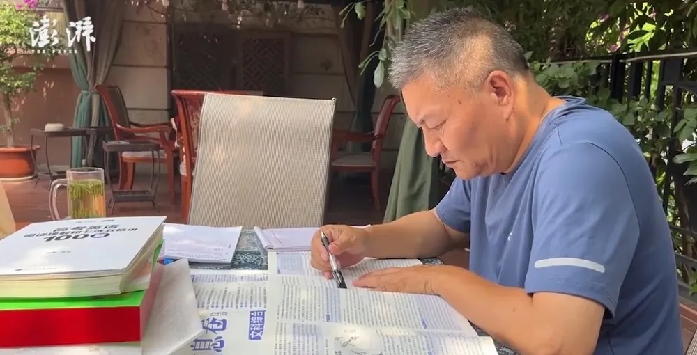 57岁的他备战第28次高考：或是最后一次！网友吵翻