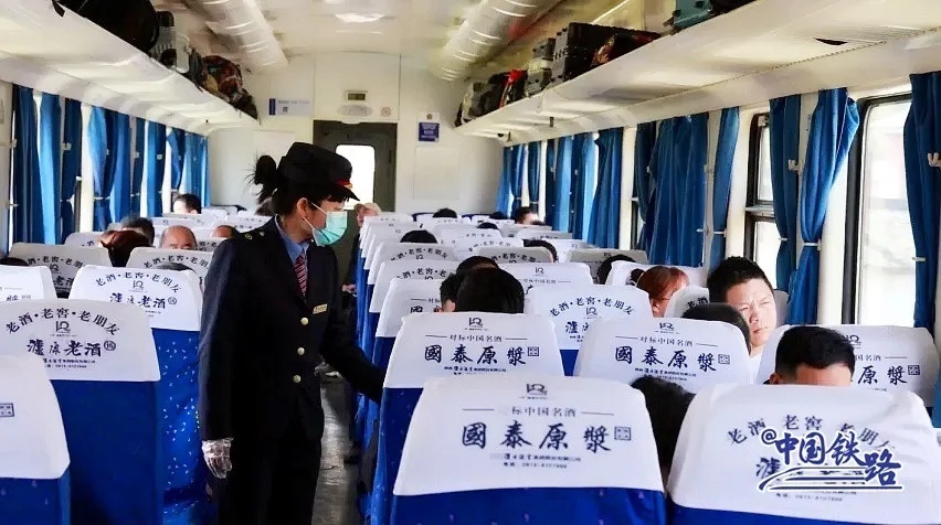 老乡叫它“双节棍”!这可能是中国最短的火车 老乡叫它“双节棍”!这可能是中国最短的火车