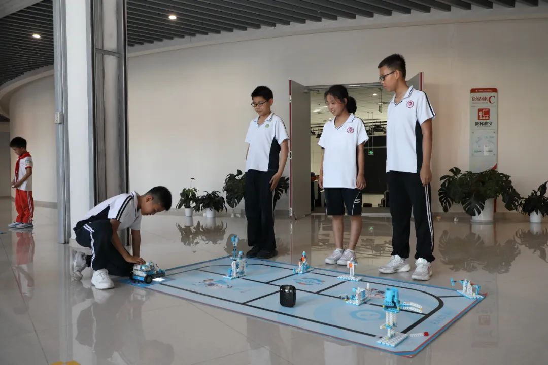 家长上班不能及时接孩子？孩子在家写作业没法辅导？北京市教委出手了