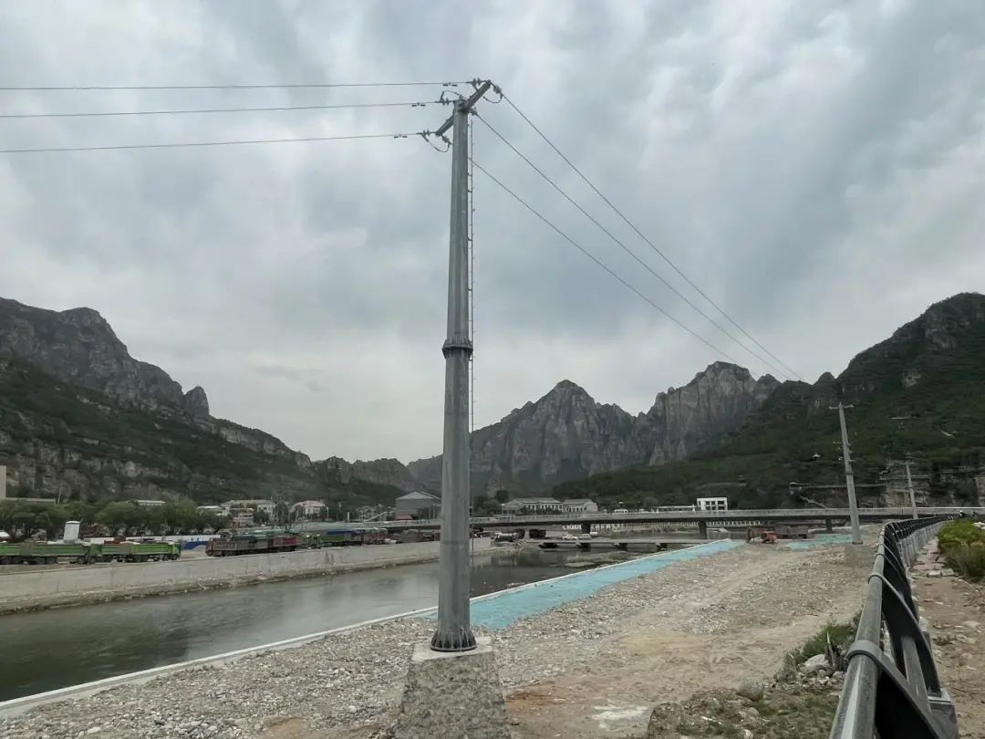 北京的电线杆有“眼睛”和“耳朵”,您仔细看过吗? 北京的电线杆有“眼睛”和“耳朵”,您仔细看过吗?