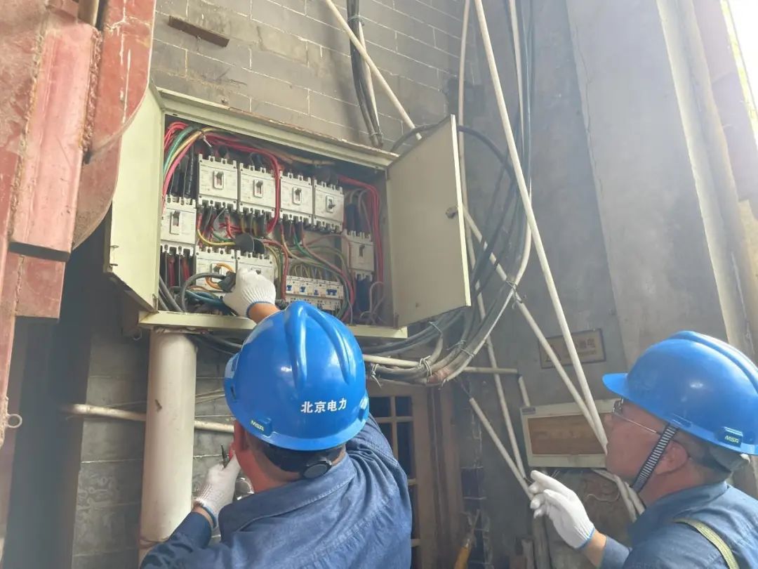 北京的电线杆有“眼睛”和“耳朵”,您仔细看过吗? 北京的电线杆有“眼睛”和“耳朵”,您仔细看过吗?