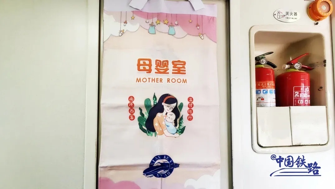 老乡叫它“双节棍”!这可能是中国最短的火车 老乡叫它“双节棍”!这可能是中国最短的火车