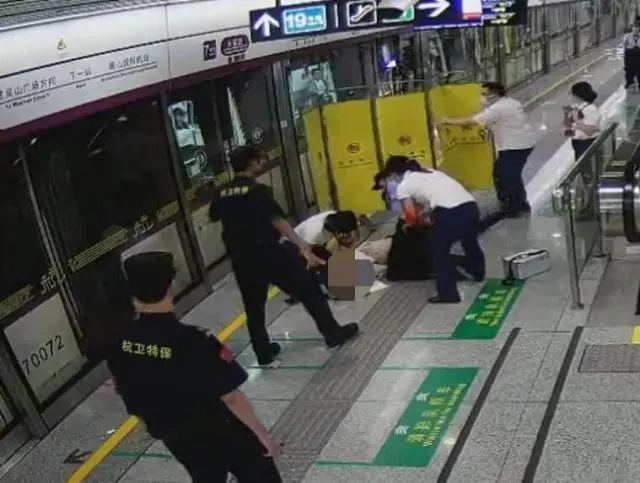 杭州地铁突发！这一跪刷屏朋友圈...