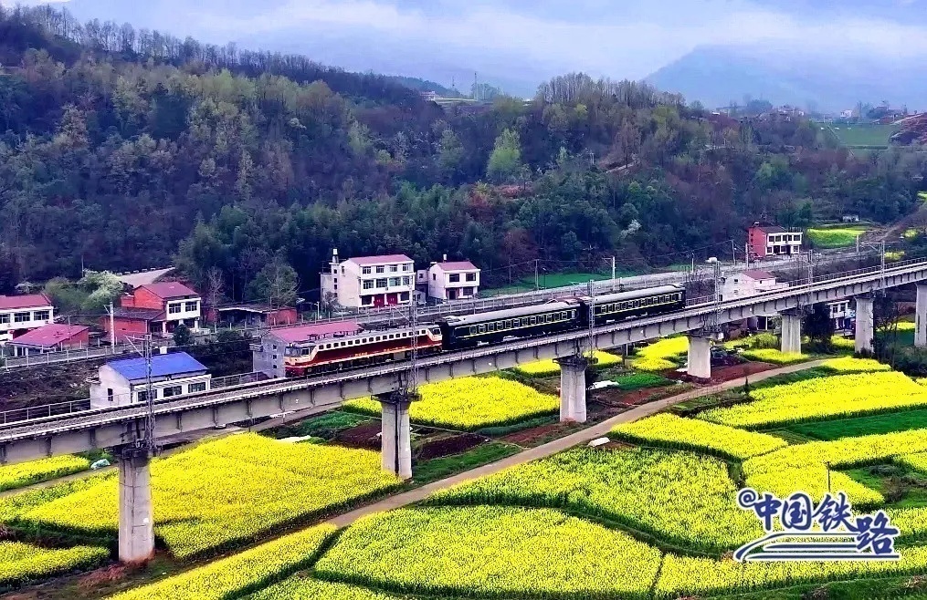 老乡叫它“双节棍”!这可能是中国最短的火车 老乡叫它“双节棍”!这可能是中国最短的火车